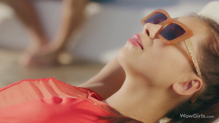 Парни выебали молодую девчонку, когда она загорала у бассейна