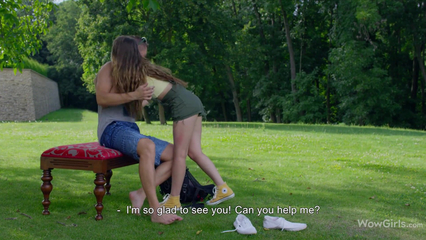 Три молодые милашки по очереди сосут член парня на природе