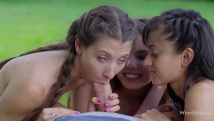 Три молодые милашки по очереди сосут член парня на природе