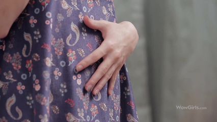 Миниатюрная блондинка удивляет парня и трахается в разных позах