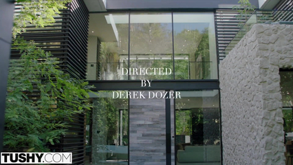 Красивая блондинка смачивает член слюной и дает себя иметь в анал