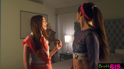 Две сводные сестры разделись и трахнулись с братом на Хэллоуин