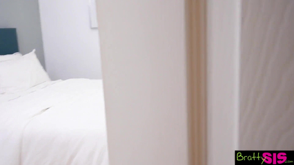 Сводные сестры ебутся с братом, чтобы знать, кто из них лучше