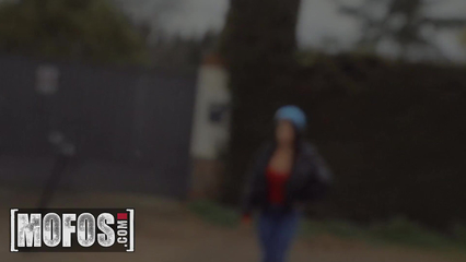 Разделась и отдалась другу, когда он показывал мне заброшку