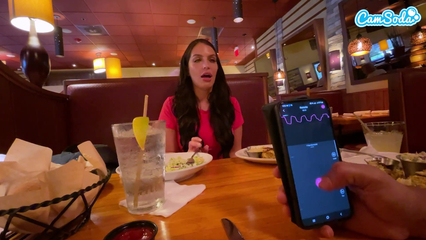 Парень управляет моим оргазмом в ресторане через телефон и вибратор