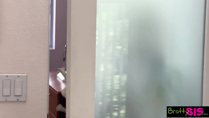 Двоюродная сестра добилась своего, и теперь член брата у нее во рту