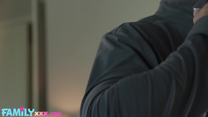 Сводная сестра сделала брату приятный сюрприз и подарила инцест секс