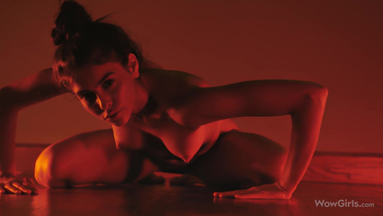 Молодая модель из Украины демонстрирует свое гибкое тело