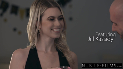 Блондинка и брюнетка замутили секс втроем на столе во время нового года