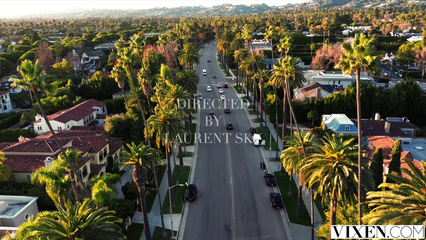 Миниатюрная азиатка кончает от большого члена в своей киске