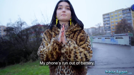 За 300 евро молодая француженка раздвинула ноги перед уличным пикапером