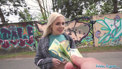 Пару сотен евро и молодка согласна раздвинуть ноги