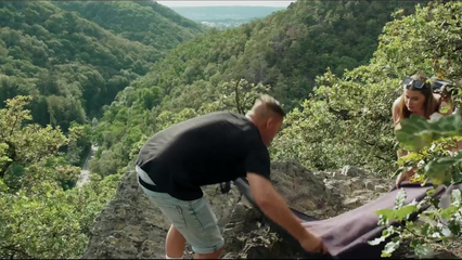 Бесстыжая сучка трахается с двумя незнакомцами в лесу на глазах у рогоносца