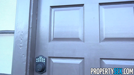 Голая риэлторша уселась на член клиента и уговорила купить дом