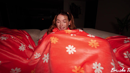 Кузен трахнул грудастую сестру, когда прятался у нее под одеялом