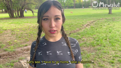 Встретил в парке молодую девку и пригасил на первое свидание, чтобы трахнуть