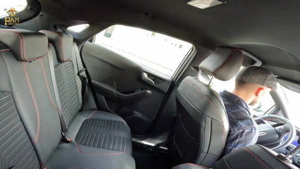 Молодая брюнетка рассчиталась натурой с таксистом за бесплатный проезд