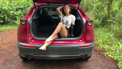 Чувак вывез в лес молодую красотку, чтобы она поиграла с его членом