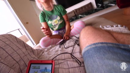 Девушка геймер проиграла пари и отдалась парню с огромным хуем