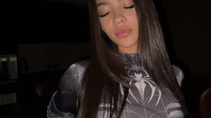 Молодая красотка дрочит пизду дилдо в новом сексуальном костюме