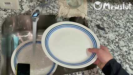 Дал пощечину и заставил молодую суку лизать яйца и сосать хуй с заглотом