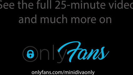 Молодая красотка Mini Diva играет с киской специально для тебя