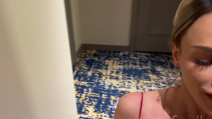 Порно модель Emma Hix ублажает ртом и пиздой своего преданного фаната