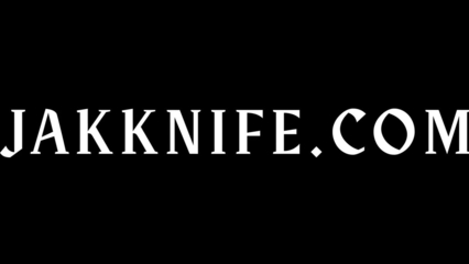 Приемная сестра сосет мне член, пока моя девушка смотрит кино