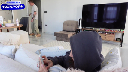 Отчим наказал падчерицу инцест сексом за то, что прогуливает школу