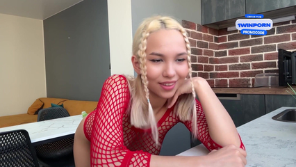 Смачно выебал на кухне молодую блондинку с азиатскими корнями